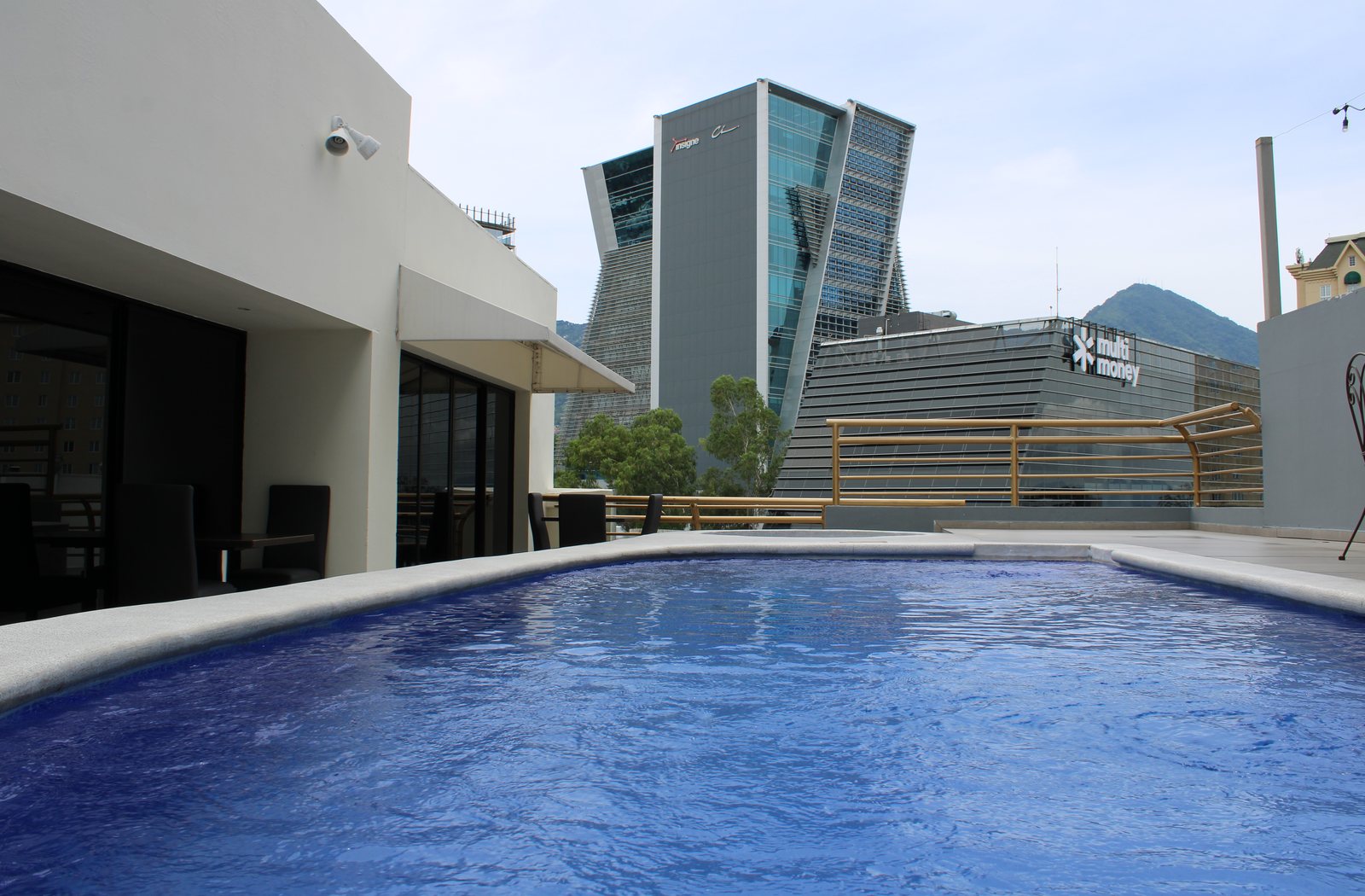 Piscina de Suites Las Palmas con las torres del World Trade Center de San Salvador al fondo